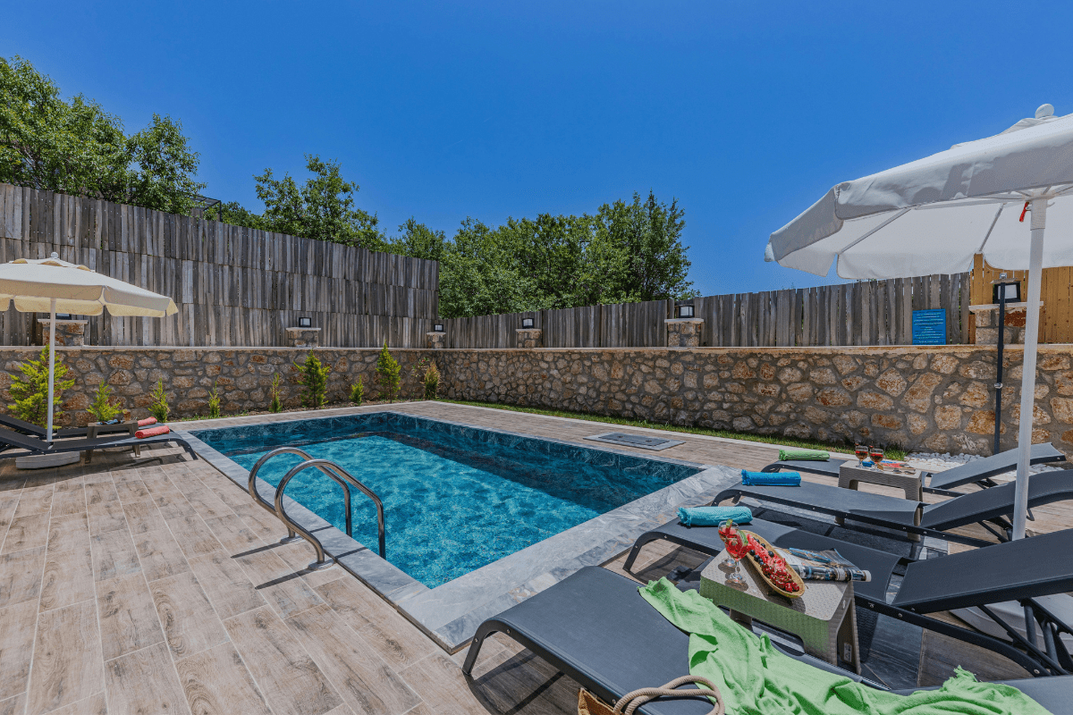 A Swimming Pool Picture Illustrating How to Start a Swimming Pool Cleaning Business in 2025